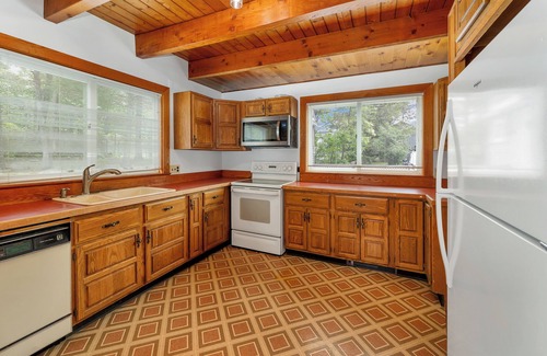 Meredith House | Pet Friendly Escape to Lake Waukewan for Your Next Getaway