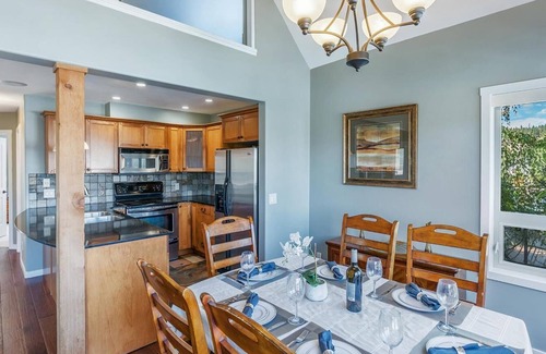 Central Okanagan Cottage | 🐕*PET FRIENDLY-FALL DATES AVAILABLE-WITH PRIVATE HOT TUB/GOLF CART/FAMILY FUN🍂