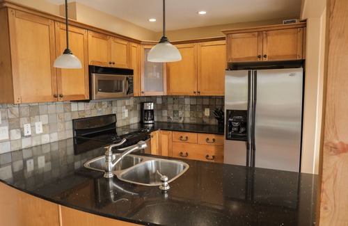 Central Okanagan Cottage | 🐕*PET FRIENDLY-FALL DATES AVAILABLE-WITH PRIVATE HOT TUB/GOLF CART/FAMILY FUN🍂
