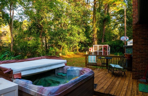 Wilmington House | Pet Friendly Family Oasis w/Hot Tub & Fireplacenn