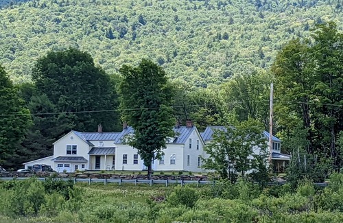 West Dover House | Pet-friendly farmhouse sleeps 10 in style - 2 min from Mt. Snow and Haystack