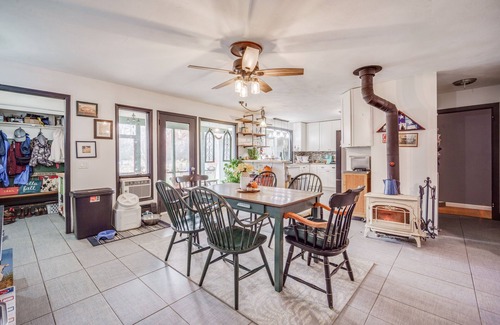Granby House | Pet-Friendly Farmhouse with Fenced Yard – Perfect for Families & Relaxation
