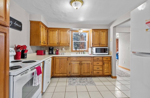 Menasha House | *Pet Friendly-Fenced In Yard* Centrally located in Fox Crossings/Menasha