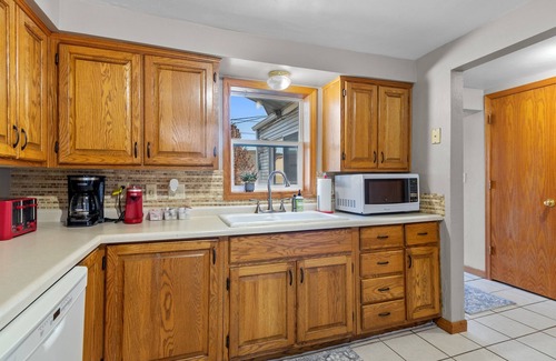 Menasha House | *Pet Friendly-Fenced In Yard* Centrally located in Fox Crossings/Menasha