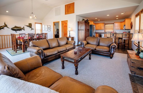 Waves House | Pet Friendly, fenced in Yard and Huge Pool! Sound Views, 2 min walk to Ocean