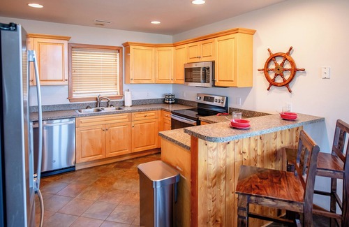 Waves House | Pet Friendly, fenced in Yard and Huge Pool! Sound Views, 2 min walk to Ocean
