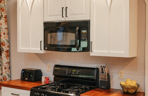 Annville House | Pet Friendly! Firepit & Gameroom- Walk To Restaurants, 15 Mins To Hershey Park!