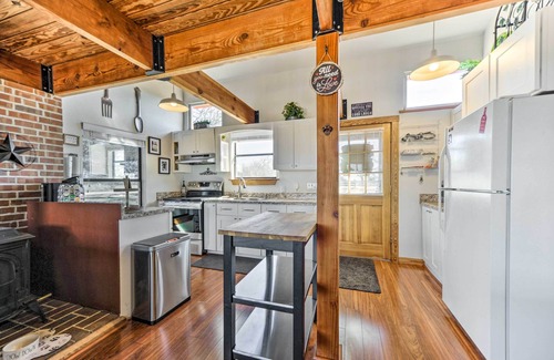 Fredericksburg House | Pet-Friendly Fredericksburg Cabin w/Hot Tub!