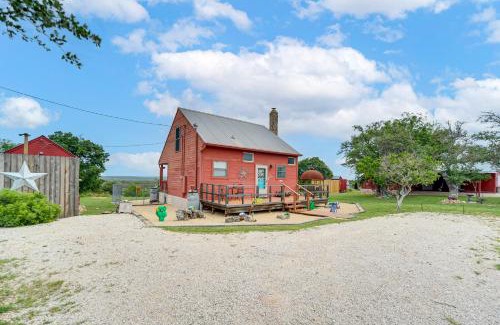 Fredericksburg House | Pet-Friendly Fredericksburg Cabin with Hot Tub!