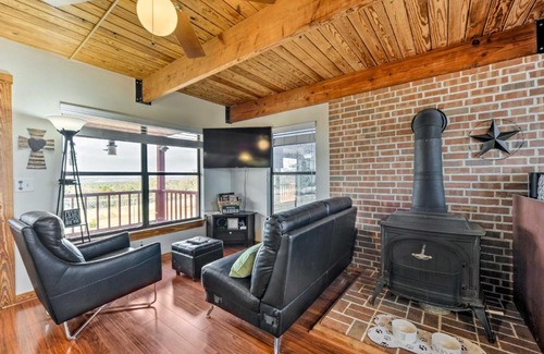 Fredericksburg House | Pet-Friendly Fredericksburg Cabin with Hot Tub!