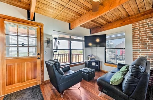 Fredericksburg House | Pet-Friendly Fredericksburg Cabin with Hot Tub!