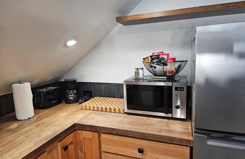 Northeast Neighbors House | Pet friendly fully remolded 4 bedroom house close to everything in Salem.