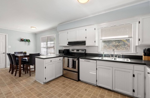 North Charleston House | Pet-Friendly Gem 5 Min to Airport, 30 Min to Beaches, & Fenced Backyard