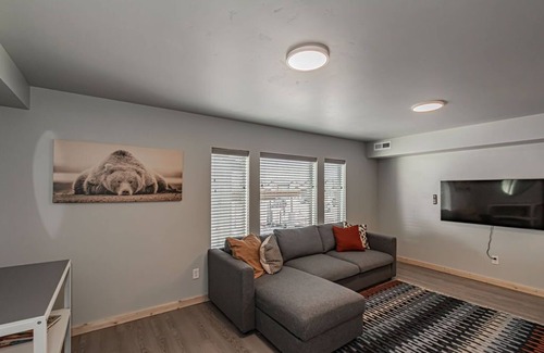 Rexburg Condo | Pet Friendly!Heart of Rexburg close to Jackson Hole,Yellowstone Nat park & BYUI