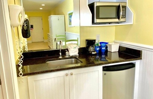 Atlantic Beach Hotel | Pet-friendly, Hidden Gem - 3 Blocks to Beach! Unit 106