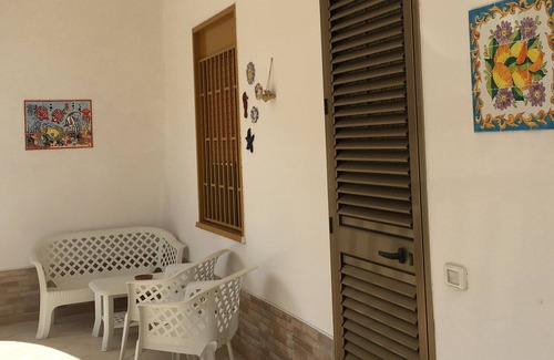 Triscina House | Pet-Friendly Holiday Home 'Villa Lucia' with Sea View & Garden