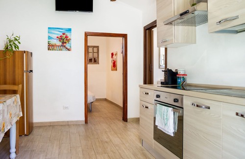 Orbetello House | Pet-Friendly Holiday Home La Casetta delle Vigne with Garden