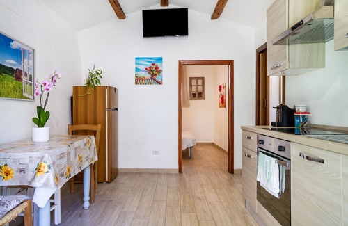Orbetello House | Pet-Friendly Holiday Home La Casetta delle Vigne with Garden