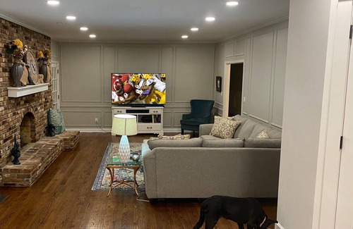 Tuscaloosa House | Pet Friendly Home Minutes from UA with Large Fenced Backyard and Movie Theatre