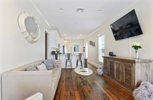 Tulane - Gravier House | Pet-Friendly home one block from Lafitte Greenway