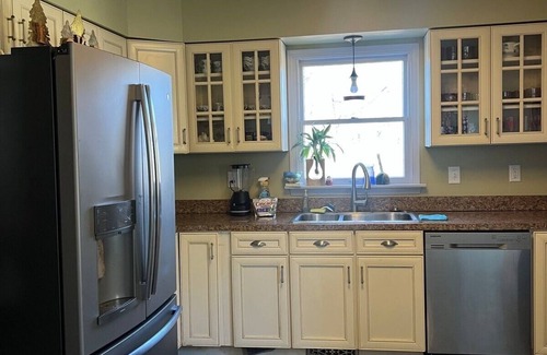 Hood House | Pet friendly home, pond, paddle boat, fishing gear, hiking, wineries, game room