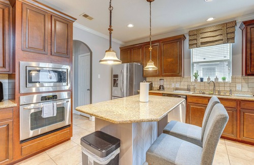 Iowa Colony House | Pet-Friendly Home w/Patio & Yard in Rosharon