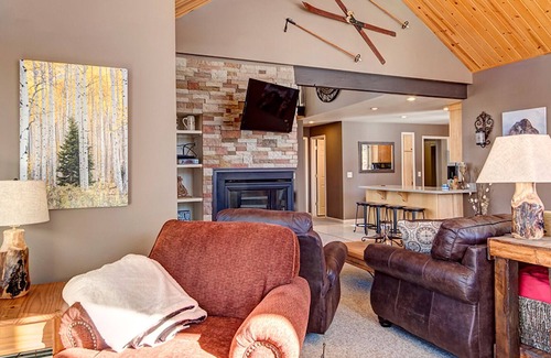 Weisshorn House | Pet Friendly/Hot Tub!/Walk or Bus to town