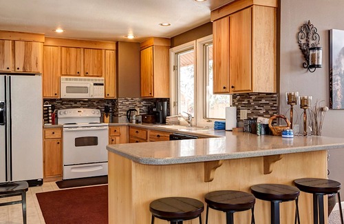 Weisshorn House | Pet Friendly/Hot Tub!/Walk or Bus to town