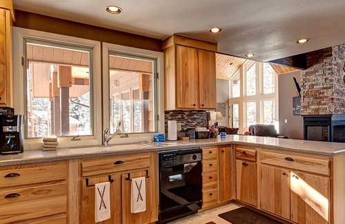 Weisshorn House | Pet Friendly/Hot Tub!/Walk or Bus to town