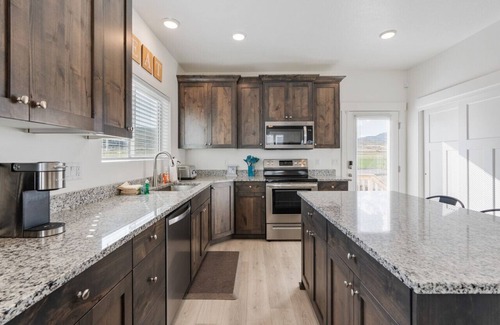 Sweetwater House | Pet Friendly-Hot Tub-Game Room-Sleeps 20+Walk to Pickleville