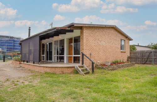 Batemans Bay House | Pet Friendly House Steps from Batemans Bay