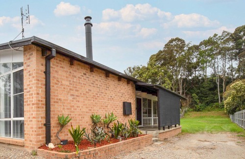 Batemans Bay House | Pet Friendly House Steps from Batemans Bay