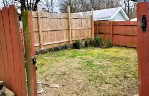 Alcoa House | Pet friendly house with 3 king beds and fenced in back yard.