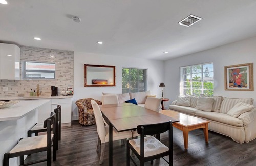 South Palm Park Neighborhood Association House | Pet Friendly Lake Worth Beach Cottage Sleeps 6+ Fenced Yard