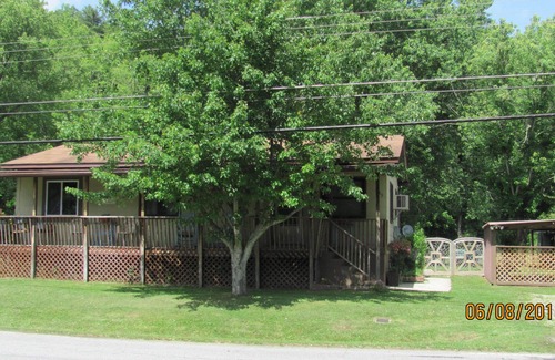 Rosman House | Pet Friendly ! Large fenced yard !