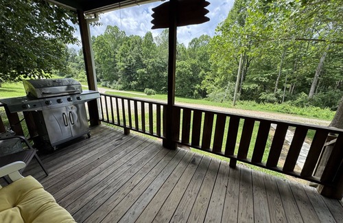 Nelsonville Cabin | Pet Friendly Log Cabin with hot tub on 7 acres near Hocking Hills Old Mans Cave