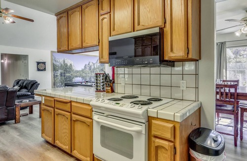 Mariposa Cottage | Pet Friendly Mariposa Retreat w/Spacious Patio!