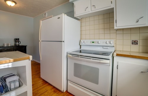 Houghton Lake Cottage | Pet-Friendly Michigan Retreat w/Fire Pit & Yard!