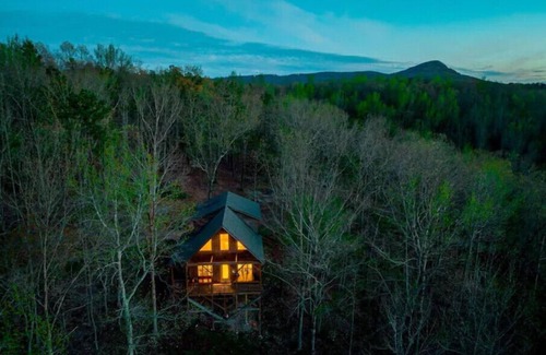 Jasper Cabin | Pet-Friendly Mnt. View Cabin Near River w/Fire Pit + Hot Tub Sleeps 10