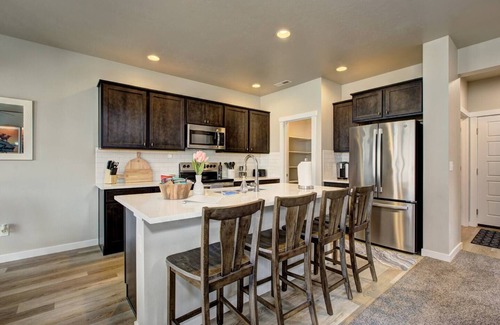 Meridian House | Pet Friendly ~ Modern Home W/Parks Freeway & Shops