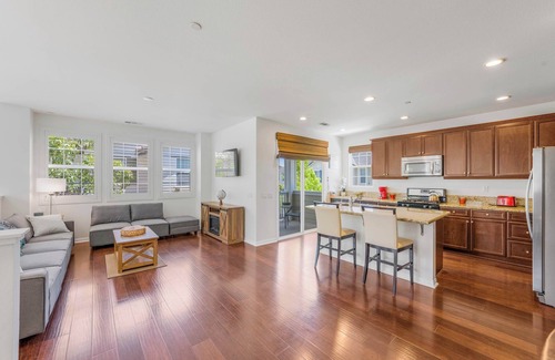 Riverpark House | Pet-Friendly, Modern Riverpark Retreat (30+ Days)