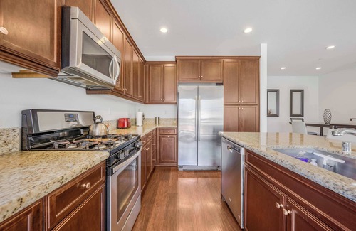 Riverpark House | Pet-Friendly, Modern Riverpark Retreat (30+ Days)