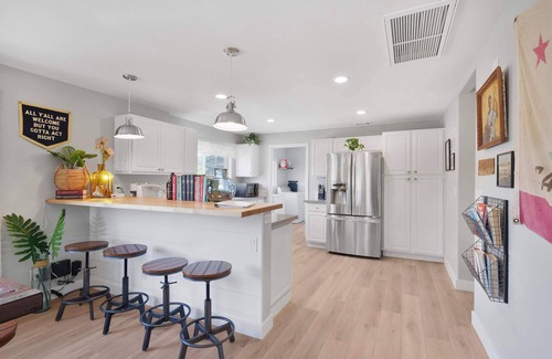 Los Alamos House | Pet Friendly Modern Farmhouse -Walk to Restaurants