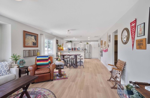 Los Alamos House | Pet Friendly Modern Farmhouse -Walk to Restaurants