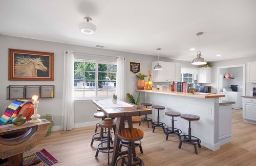 Los Alamos House | Pet Friendly Modern Farmhouse -Walk to Restaurants