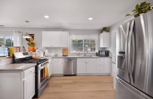 Los Alamos House | Pet Friendly Modern Farmhouse -Walk to Restaurants