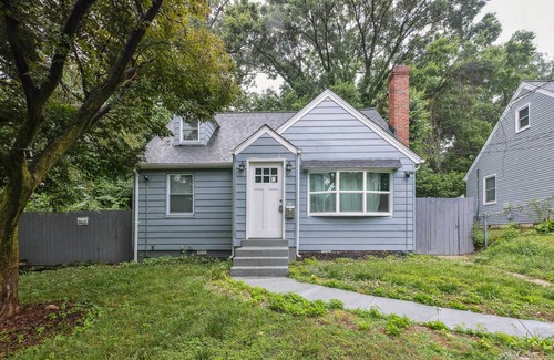 Mount Rainier House | Pet-Friendly Mount Rainier Home w/ Gas Grill!