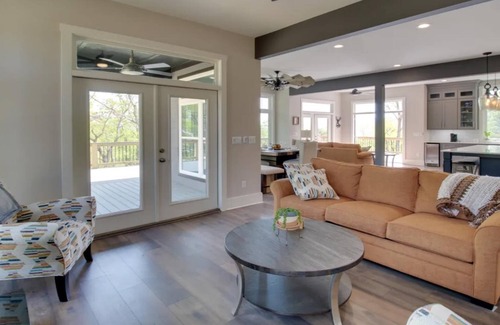 Talking Rock House | Pet friendly Mountaintop – 4-5 bdrms sleeps 12 -18