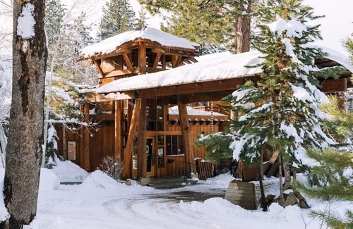 Truckee Hotel | Pet-Friendly Mountain Stay with Free Bikes & Garden – Family Adventure Base