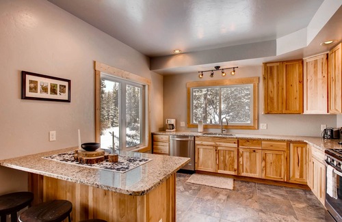 Alma Cabin | Pet Friendly, Mountain Views, Near Fishing, Skiing and Hiking - Con Alma